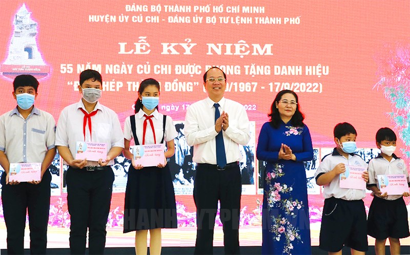 Đồng chí Nguyễn Thị Lệ và đồng chí Nguyễn Hồ Hải trao học bổng cho các em học sinh.
